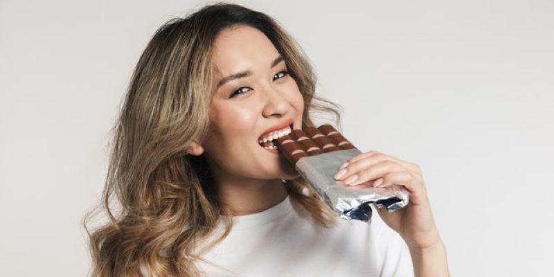 Ilustrasi konsumsi coklat. Coklat dipercaya dapat menjadi penawar stres saat menstruasi.