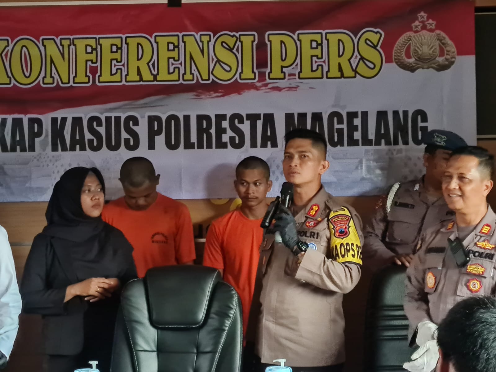 MENUNDUK: Kedua pelaku tindak pidana pencurian dengan kekerasan berhasil dibekuk Polresta Magelang pada Jumat (12/1/2024) lalu.