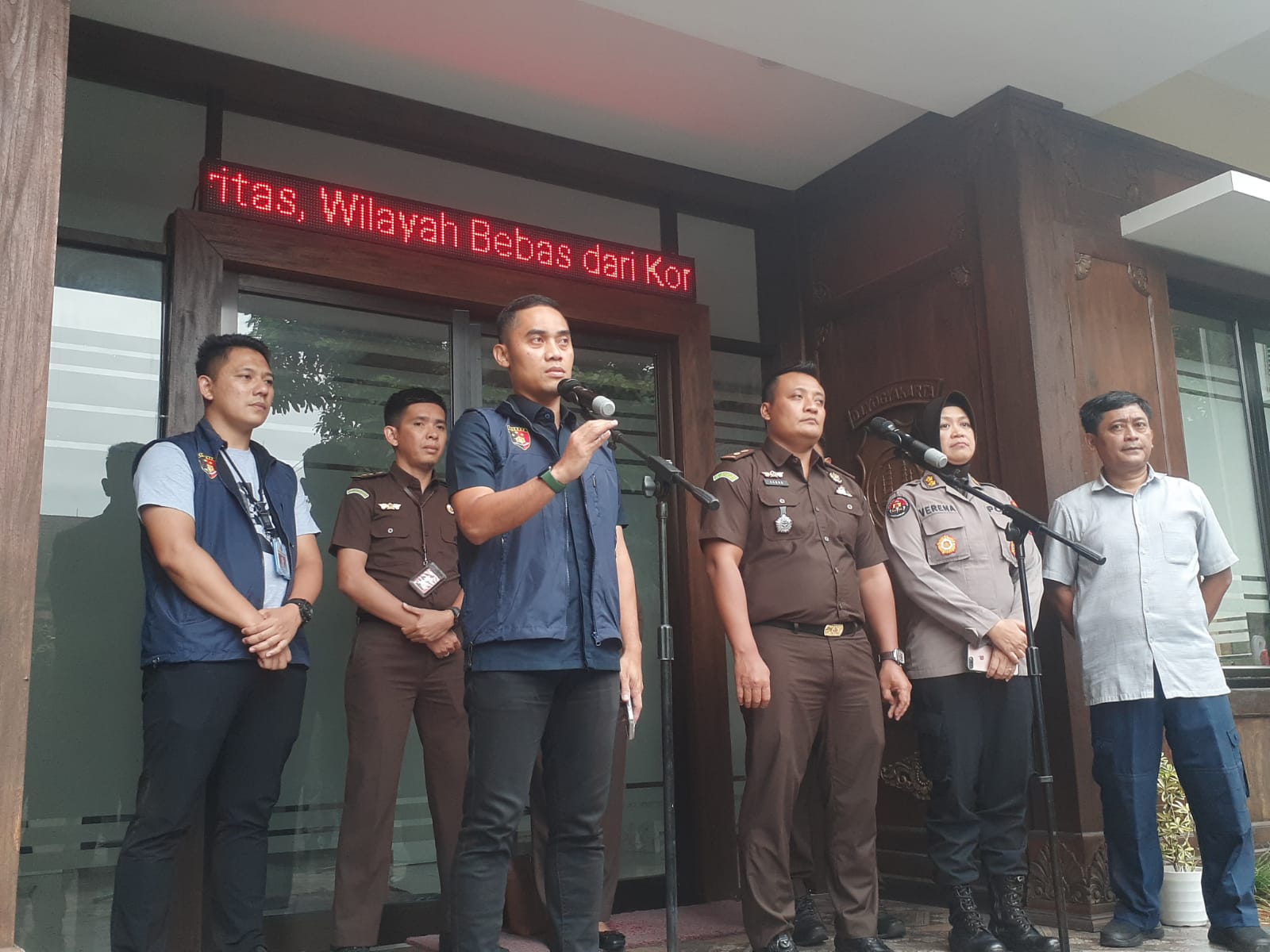 TEGAS: Kasubbid Penmas Bid Humas Polda DIY AKBP Verena SW, Kanit 5 Subdit 2 Dittipidsiber AKBP Made Redi, Kasi Pidum Kejari Sleman Agung Wijayanto, dan Dir Tahti Polda DIY AKBP Bekti di Polda DIY.