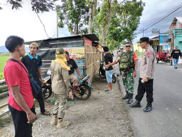 OLAH TKP : Petugas dari kepolisian, TNI dan panitia pengawas Pemilu mendatangi lokasi kejadian robohnya baliho caleg yang menimpa pengendara motor di Jalan Gombong-Puring.