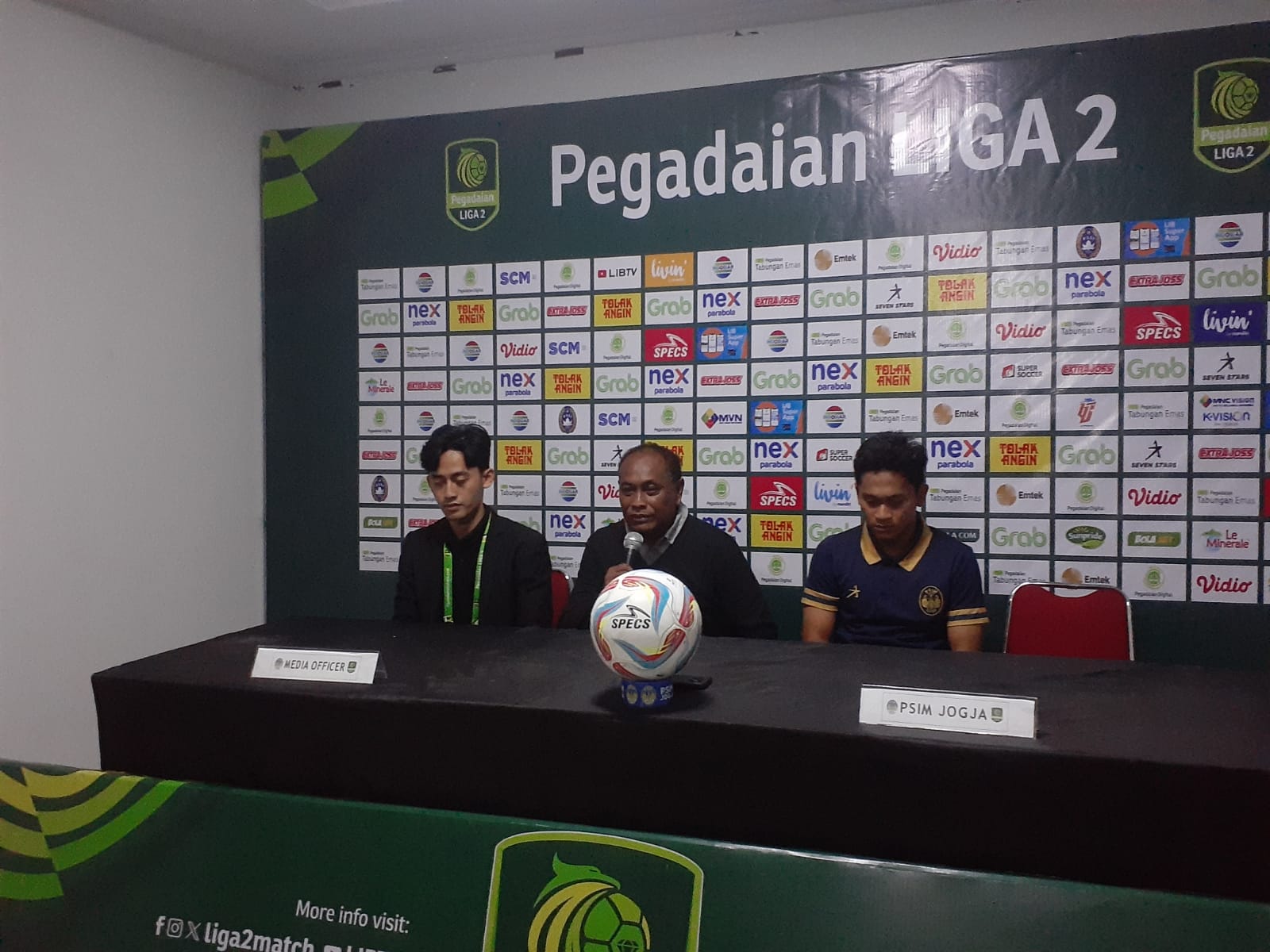 TARGET: Pelatih kepala PSIM Jogja Kas Hartadi dan Striker Vengko Armedya saat press conference setelah pertandingan melawan Persiraja Banda Aceh, Rabu (17/1) lalu.