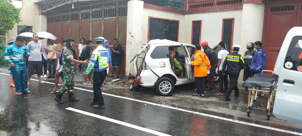 EVALUASI: Aparat TNI dan Polri bersama masyarakat melakukan penyelamatan usai mobil menabrak pagar rumah.