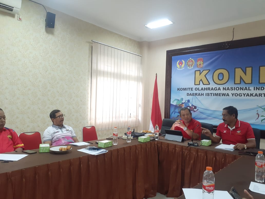 FOKUS: Ketua Umum KONI DIY Djoko Pekik saat rapat dengan jajaran pejabat KONI yang lainnya.