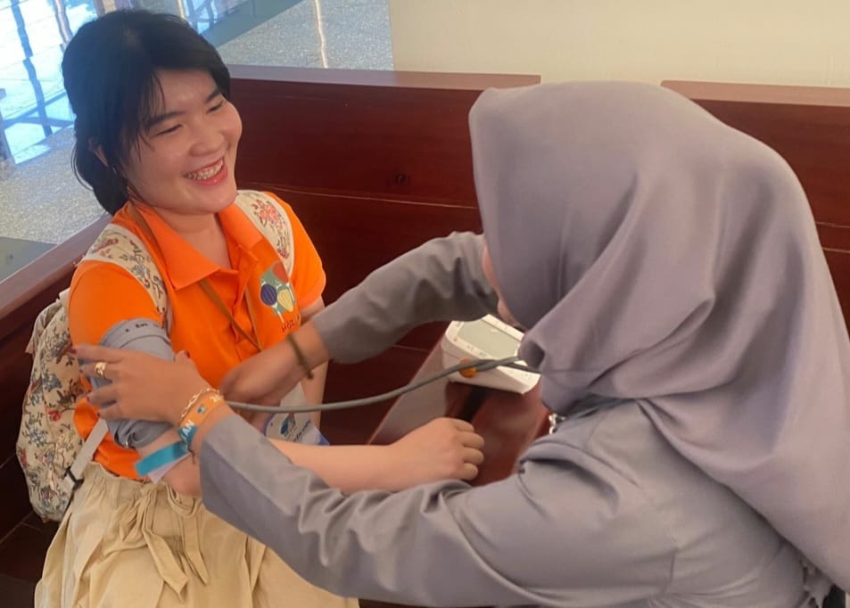 Tim PKM UNISA Jogjakarta saat melakukan pemeriksaan kesehatan program pengabdian masyarakat di  Kota Tua Hoi An, Vietnam beberapa waktu lalu.