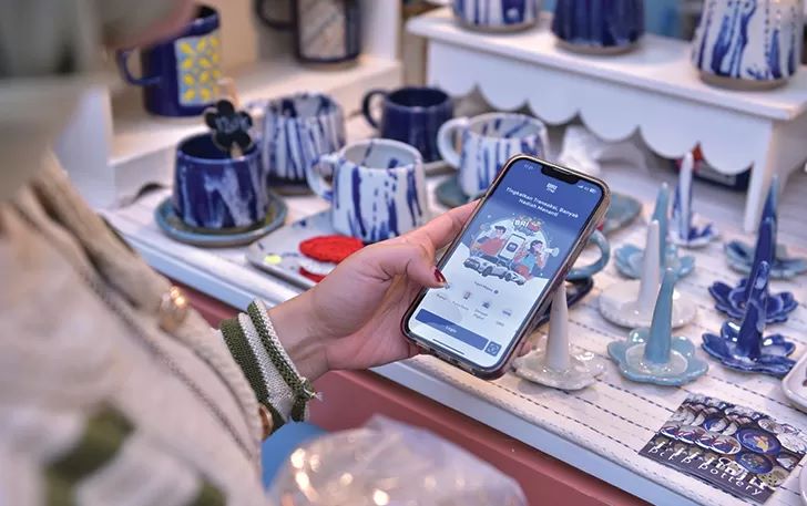 ANTIRIBER - Nasabah tengah memanfaatkan App BRImo. Layanan digital ini memudahkan penggunanya, sehingga digandrungi masyarakat Indonesia