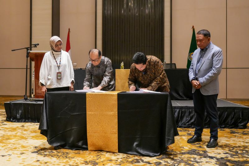 Erick Thohir tekan Mou antara PSSI dan RS Abdi Waluyo dalam perjanjian kerjasama terkait kemajuan sports science untuk timnas Indonesia (PSSI)
