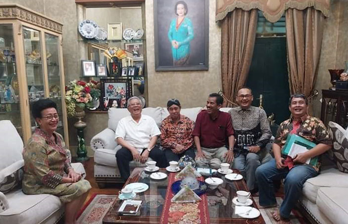 KEMBALI BERSAMA: Hafidh Asrom (kedua dari kiri) bersilaturahmi dengan GKR Hemas pada pertengahan Desember 2023 lalu. ISTIMEWA