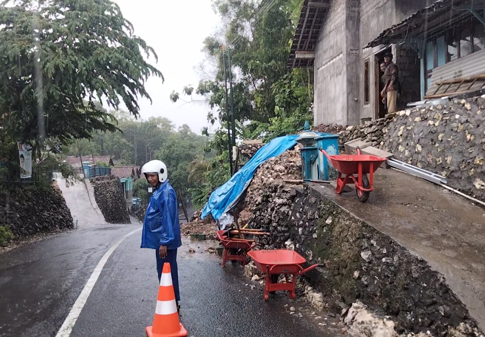 JAGA: Warga berjaga di dekat tanah yang rawan longsor di Gunungkidul Jumat (19/1).