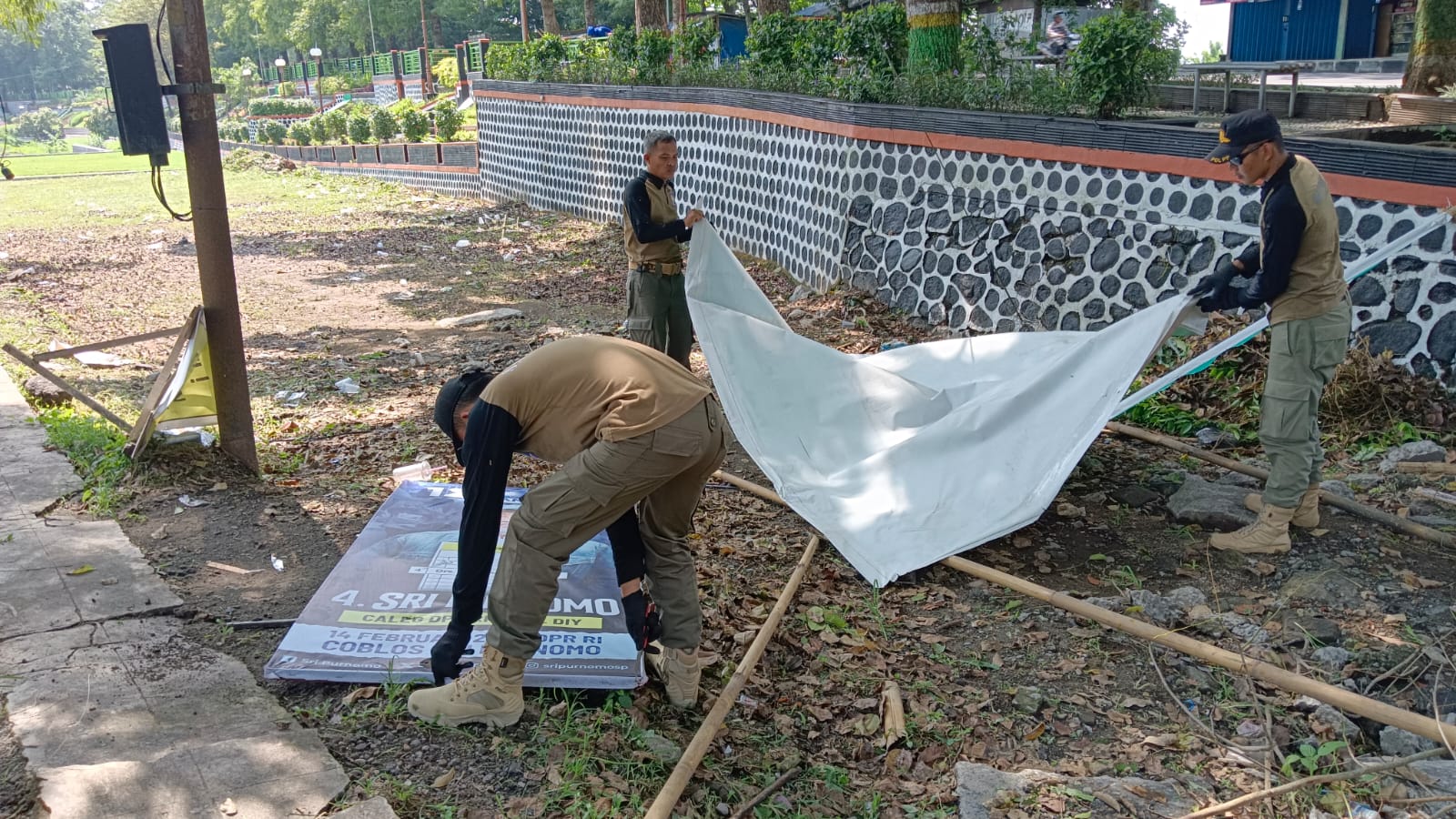 TEGAS: Petugas Satpol-PP Sleman saat melakukan penertiban APK yang melanggar beberapa waktu lalu.