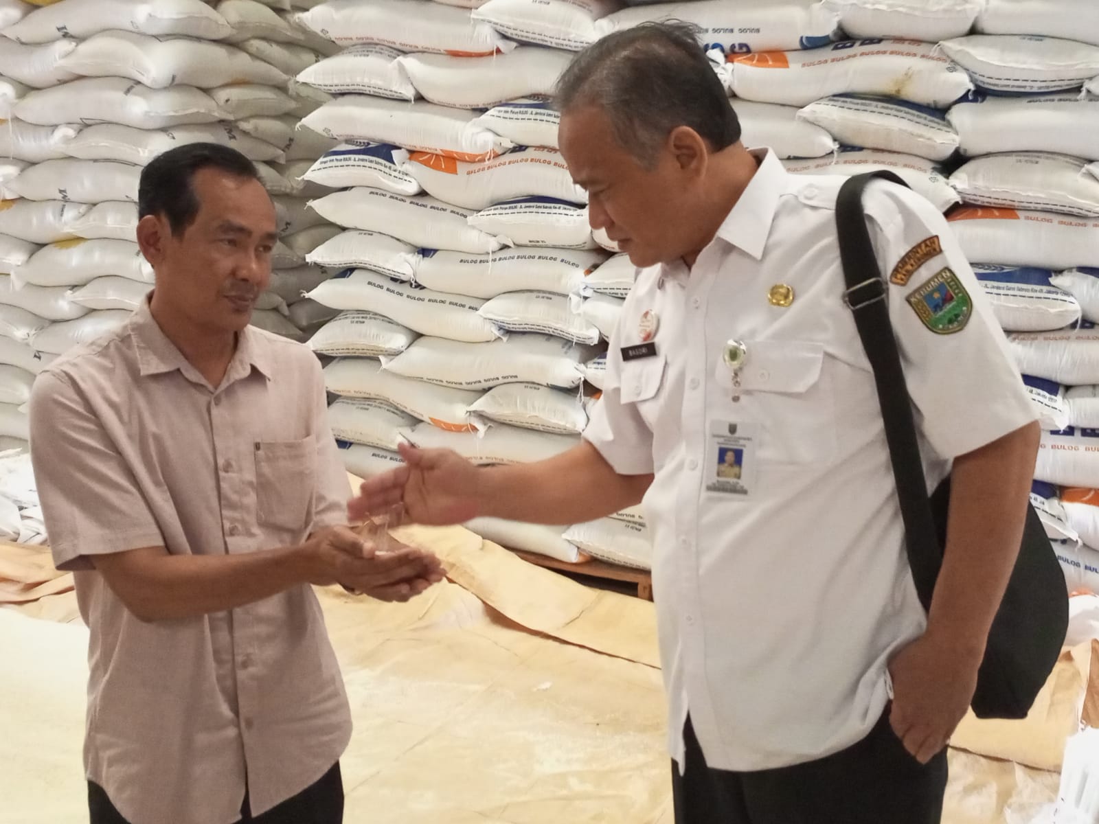 SIAP DISTRIBUSI: Kepala Gudang Bulog Kebumen Sidik Sugiharto menunjukkan kemasan beras bantuan pangan pemerintah yang akan disalurkan ke masyarakat.