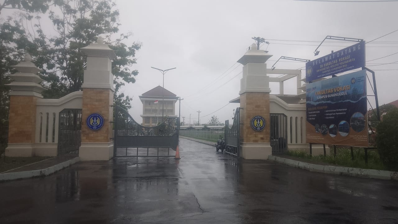 Suasana pintu masuk Kampus UNY Gunungkidul terletak di Padukuhan Kepuh, Kalurahan Pacarejo, Kapanewon Semanu Kamis (18/1/2024).