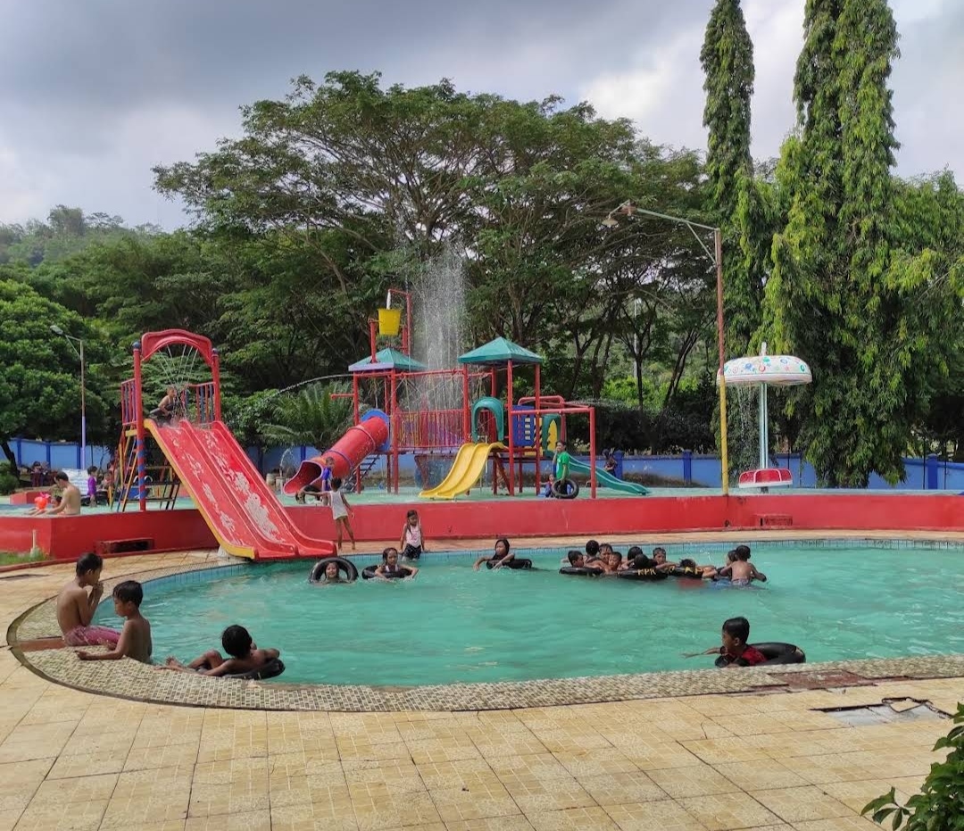 RAMAI: Suasana Kolam Renang Arta Tirta Purworejo sebelum dilakukan penutupan, ramai dan banyak pengunjung.
