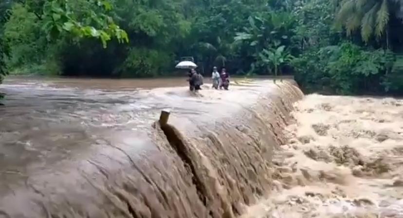 Aksi Heroik! Siswa di Kedhungwanglu Terpaksa Menyebrangi Sungai Deras untuk Sekolah, Wilayah Gunungkidul Dilanda Banjir dan Mati Listrik!