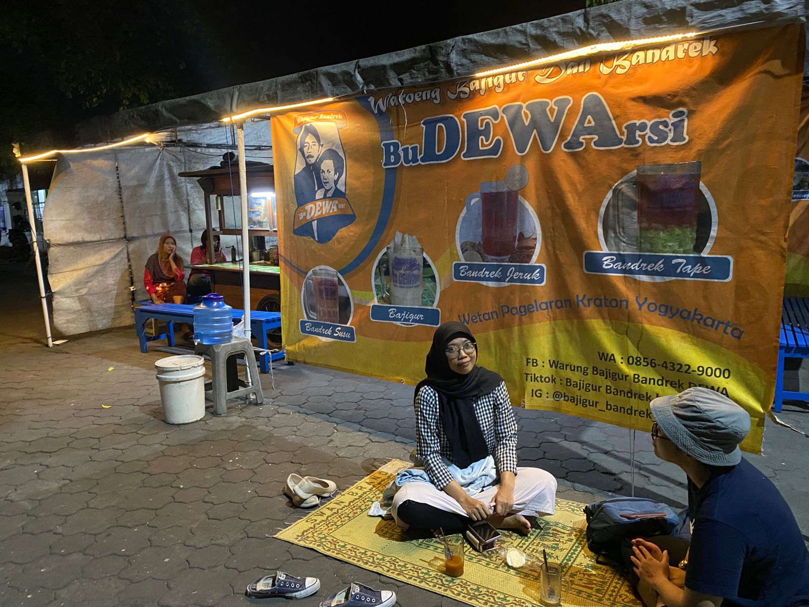 Warung bajigur dan bandrek BuDewarsi saat malam hari. Terletak di samping timur Keraton Jogja.
