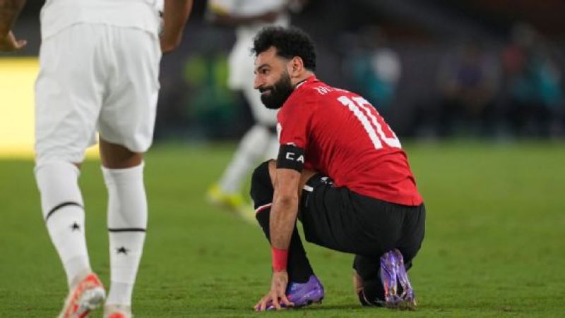 Pemain Liverpool,  Mohamed Salah terlihat memegangi hamsting kaki kirinya (Ulrik Pedersen/DeFodi Images via Getty Images)