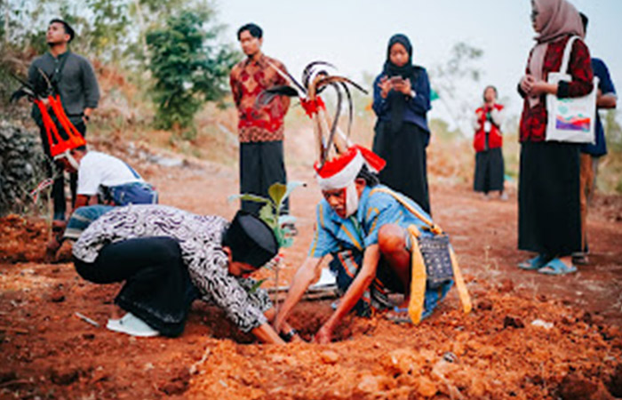 PEDULI LINGKUNGAN: Kegiatan Komunitas Resan berupa menanam pohon untuk menjaga sumber air di beberapa wilayah Gunungkidul.