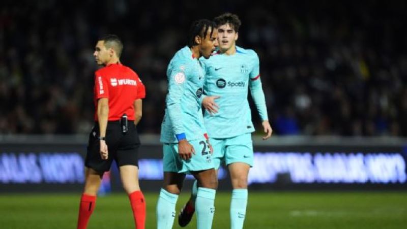 selebrasi Jules Kounde usai cetak gol dari luar kotak penalti ke gawang Unionistas de Salamanca (Getty Images)