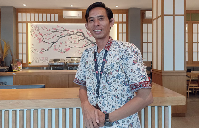 TAK PATAH SEMANGAT: Yohanes Hendra Dwi Utomo yang kini menjabat sebaga ketua PHRI Bantul. Tidak berasal dari dunia hospitality, justru saat ini dia berhasil menjadi hotel manager.