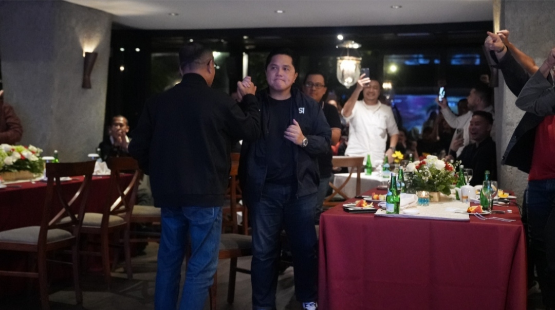 Erick Thohir rayakan gol Asnawi dalam agenda nobar bareng legenda timnas dan sponsor (PSSI)