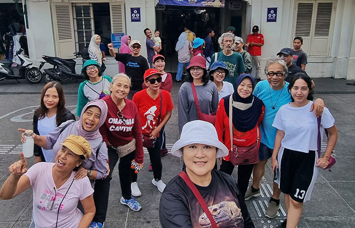 KEBERSAMAAN: Anggota Sarekat Ngobong Kalori saat melakukan kegiatan jalan-jalan santai sembari kulineran di area sekitar Pasar Beringharjo.DOKUMEN SAREKAT NGOBONG KALORI