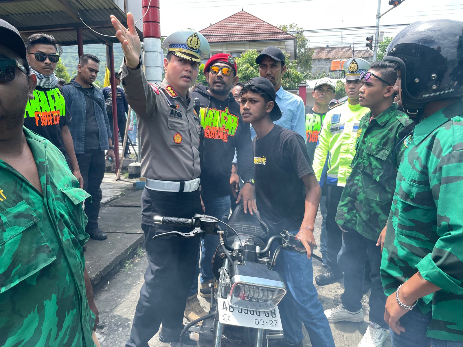 PERSUASIF: Anggota polisi sedang memberikan penjelasan kepada masyarakat.