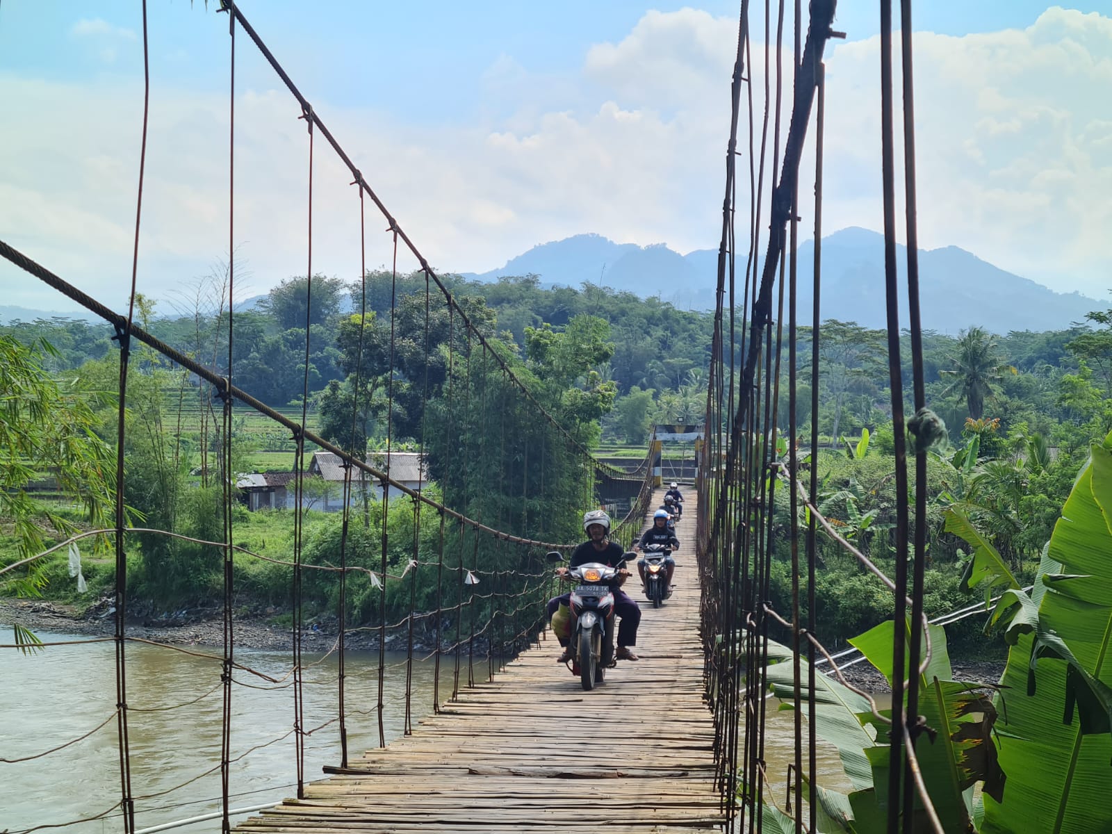KURANG LAYAK: Kondisi jembatan gantung yang menghubungkan Ngembik Lor, Kramat Utara, Kota Magelang dengan Rejosari, Bandongan, Kabupaten Magelang.