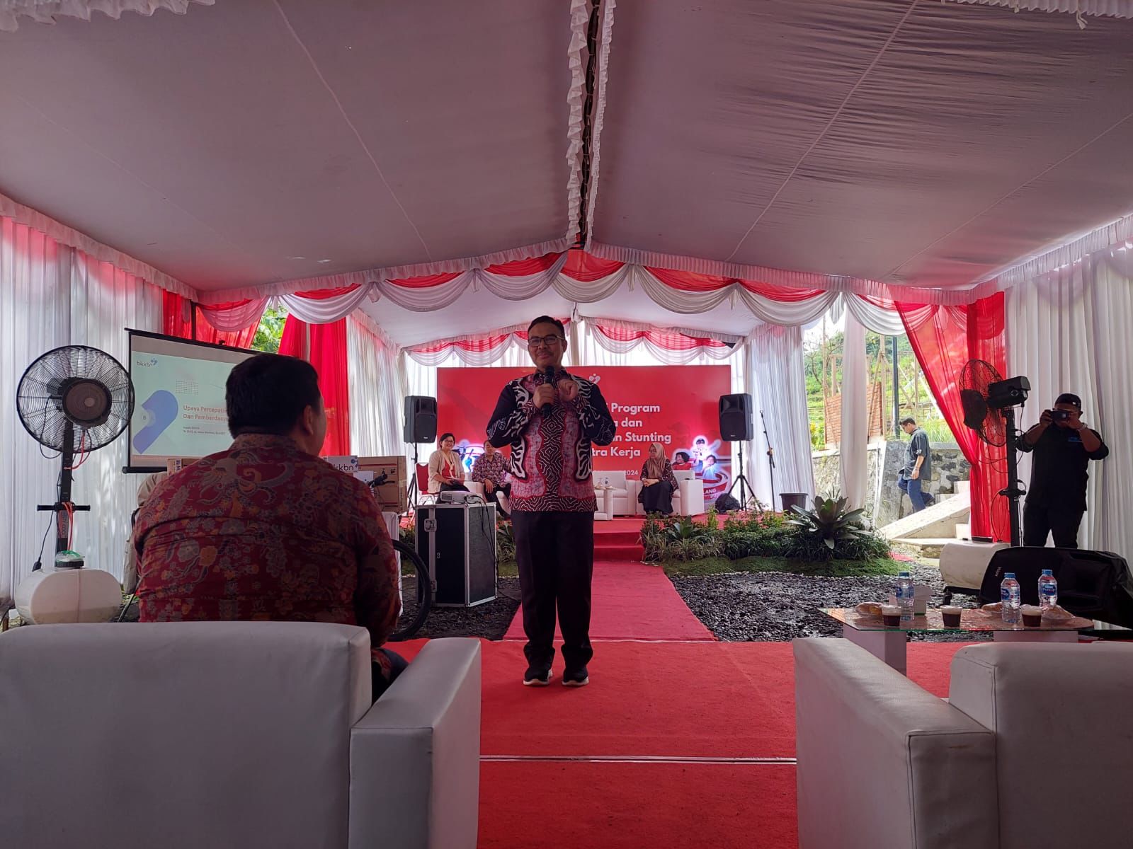FOKUS: Kepala BKKBN Hasto Wardoyo dalam Sosialisasi dan KIE Program Bangga Kencana di Kompleks Kawasan Kuliner Watumurah, Pendoworejo, Girimulyo, Kulon Progo, Minggu (21/1).