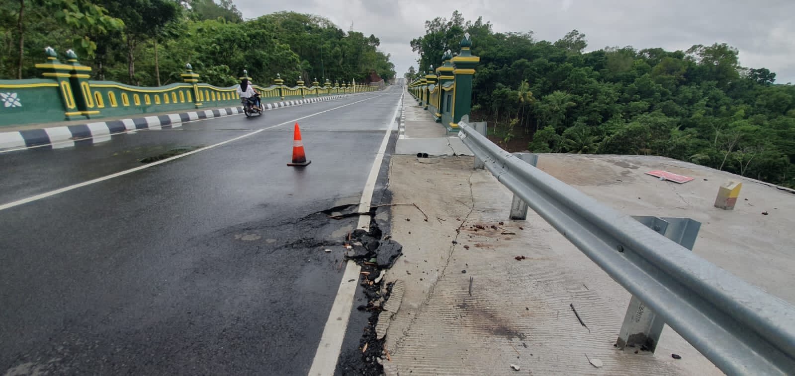 RUSAK: Retakan memanjang pada badan jalan dan penahan tanah di Jembatan Bobung-Kepil, Minggu (21/1).