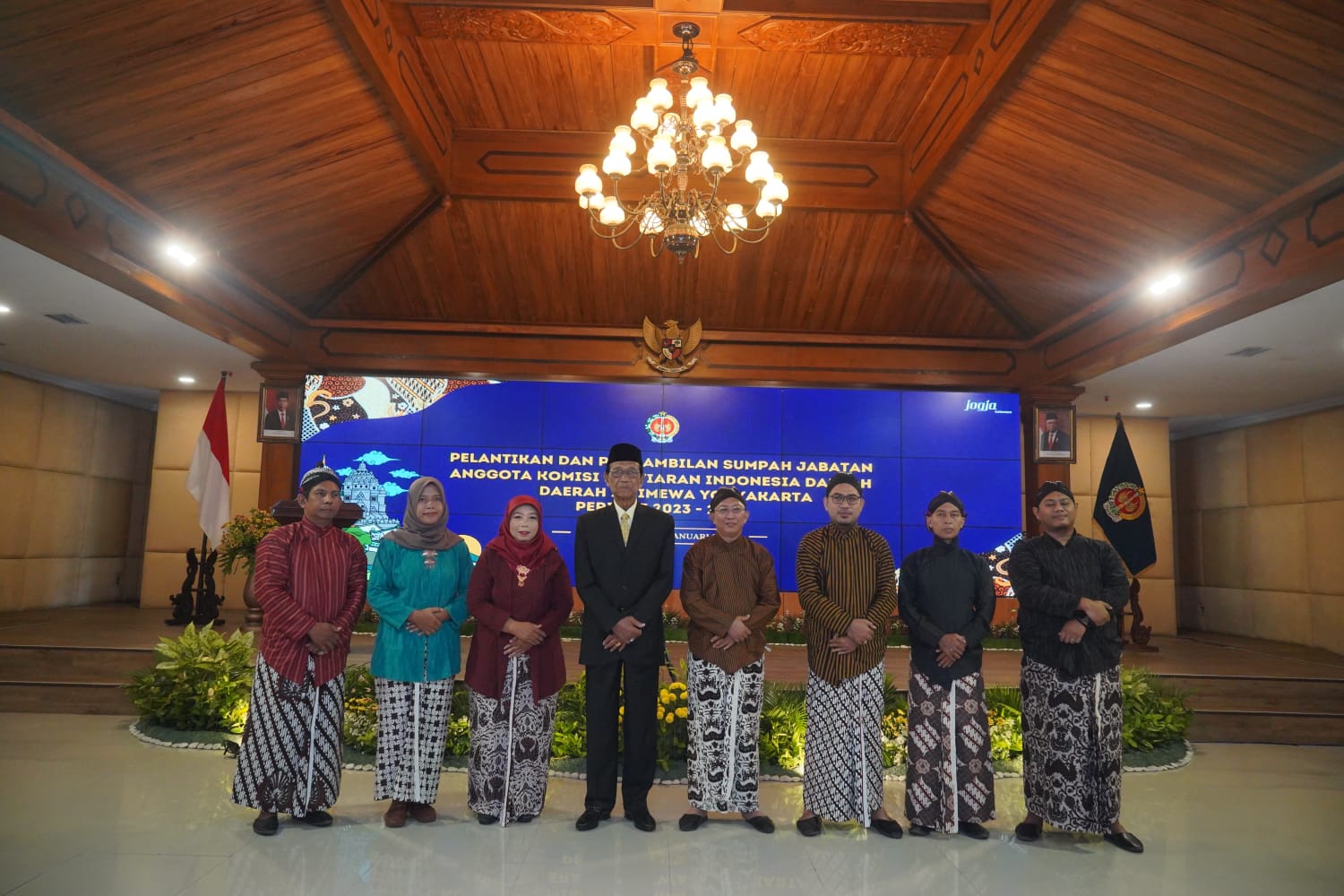 KERJA SAMA: Gubernur DIY Hamengku Buwono X bersama komisioner KPID DIY.