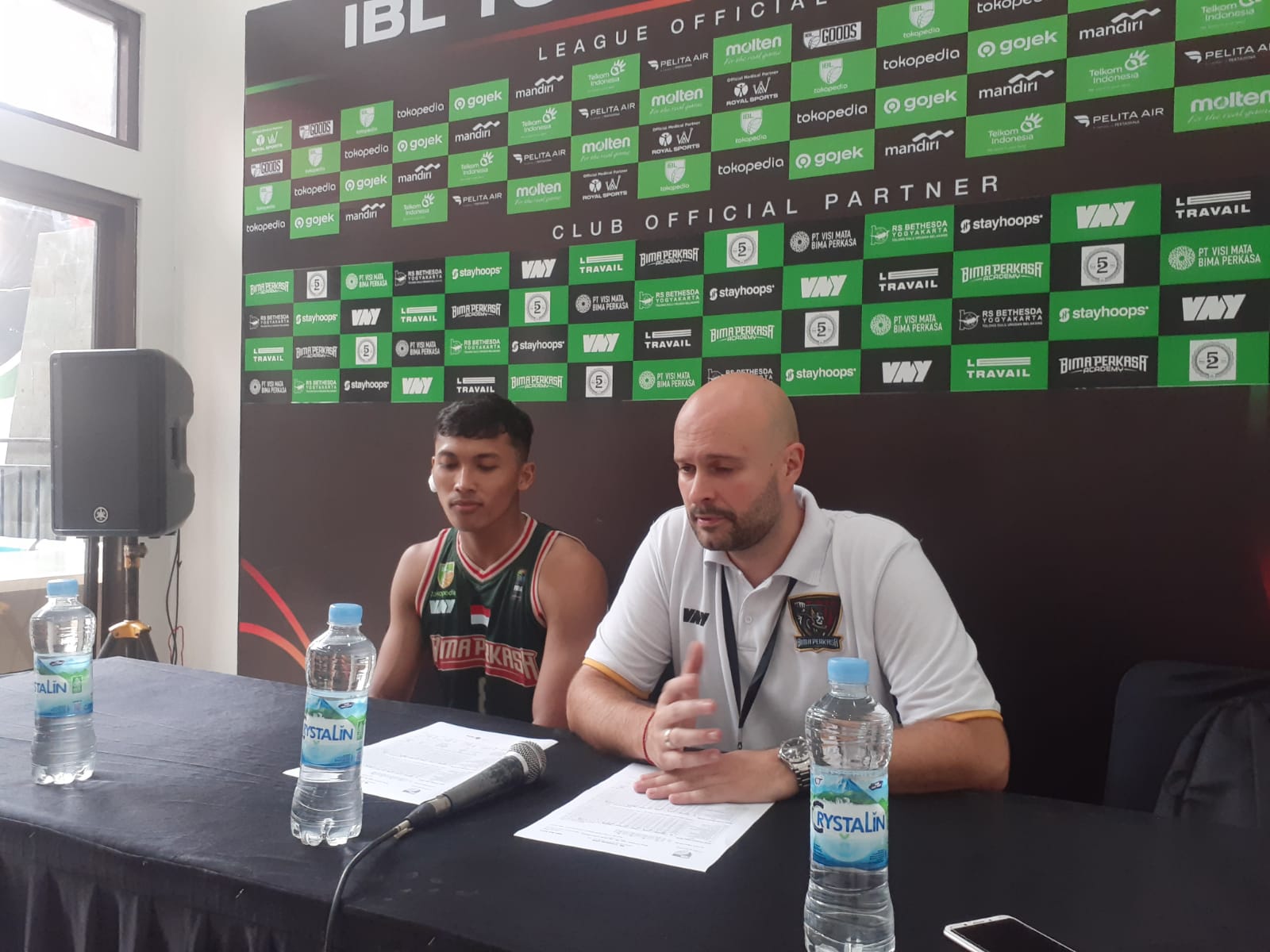 PENGALAMAN: Pelatih BPJ Predrag Lukic dan Avin Kurniawan saat press conference usai melawan Dewa United.