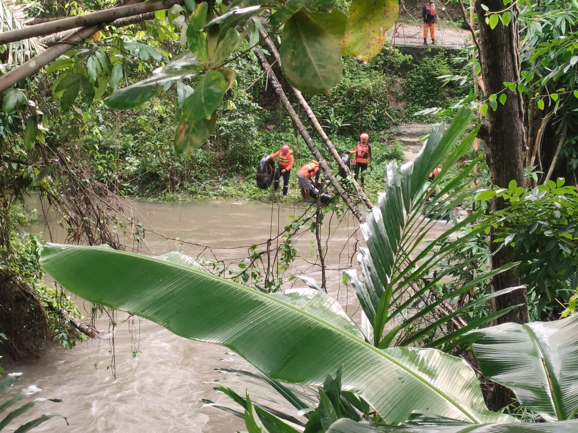 SEARCHING: Anggota SAR DIY Distrik Bantul berusaha mencari anak yang terseret arus di Kali Konteng.