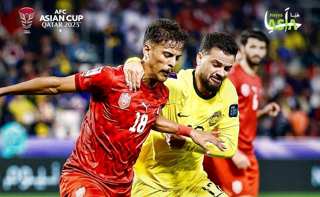 Perebutan bola antara pemain Malaysia dan Bahrain (ig qatar2023)