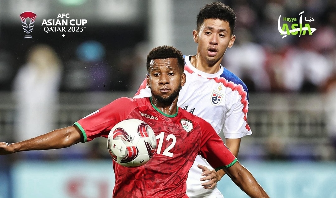 Pemain Oman coba lindungi bola dari pemain Thailand (ig qatar2023)