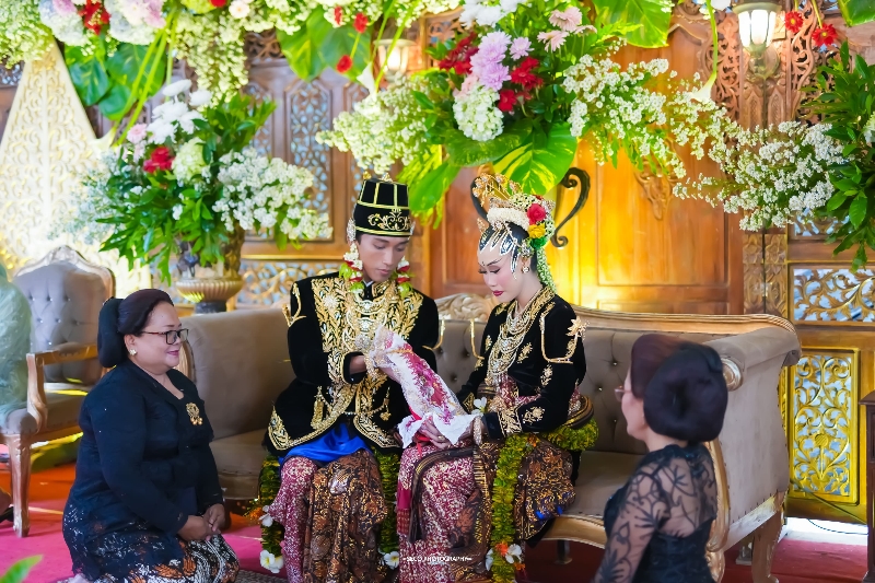 SAKRAL: Pernikahan dengan tradisi Jawa.