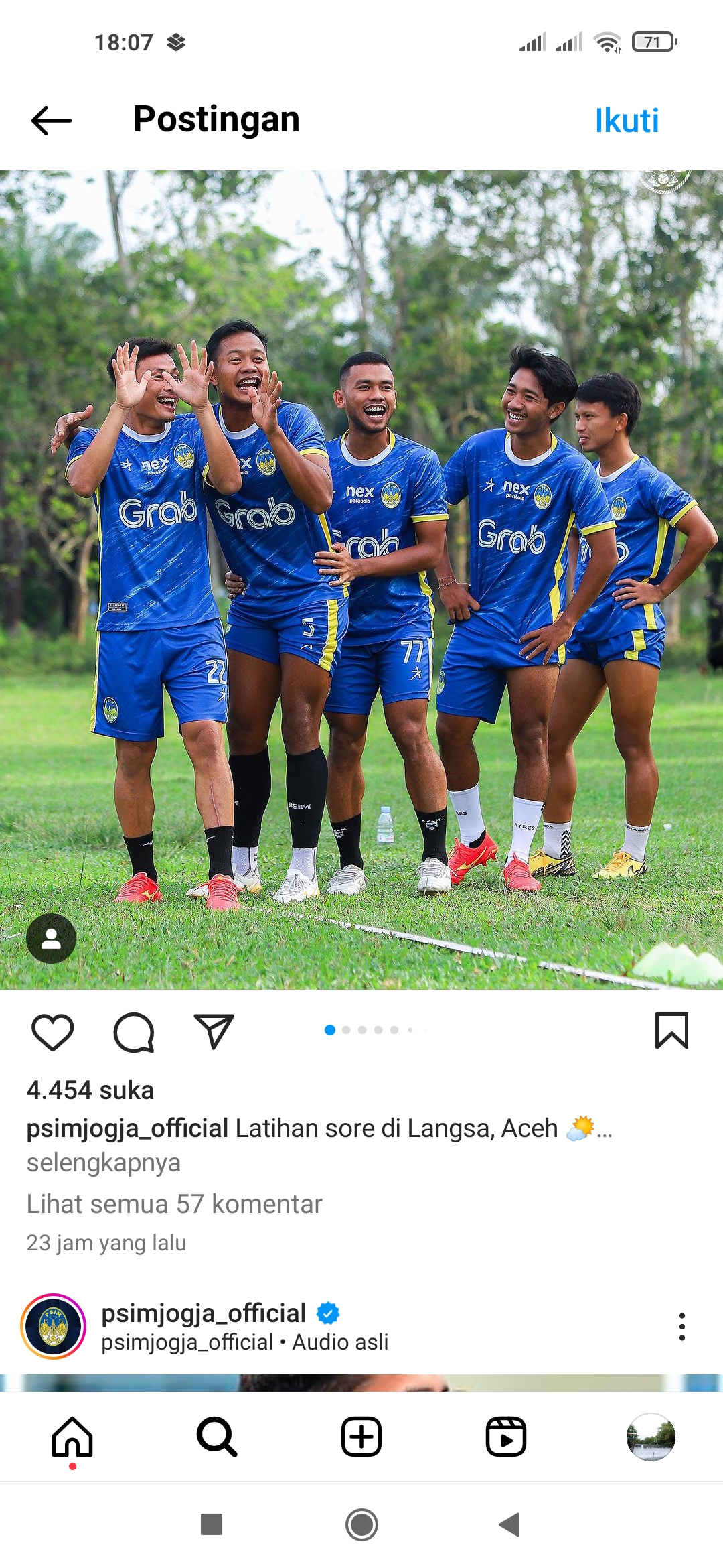 ENJOY: Pemain PSIM Jogja berlatih di Langsa, Aceh.