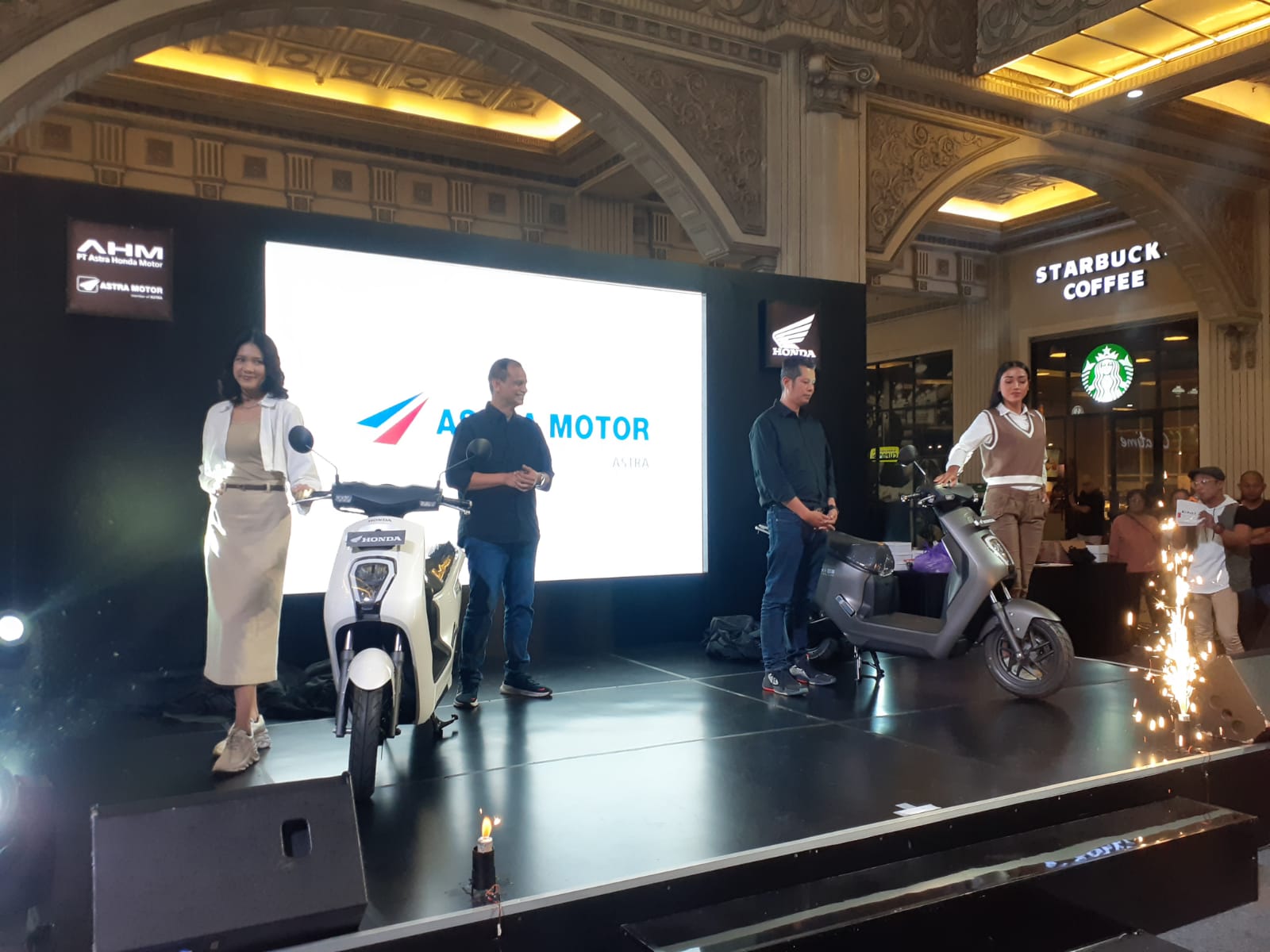 TERBARU: Launching EM1 e: dan EM1 e: Plus di Jogja City Mall, Sabtu (20/1). Kedua kendaraan ini merupakan sepeda motor listrik besutan Astra Honda Motor (AHM).