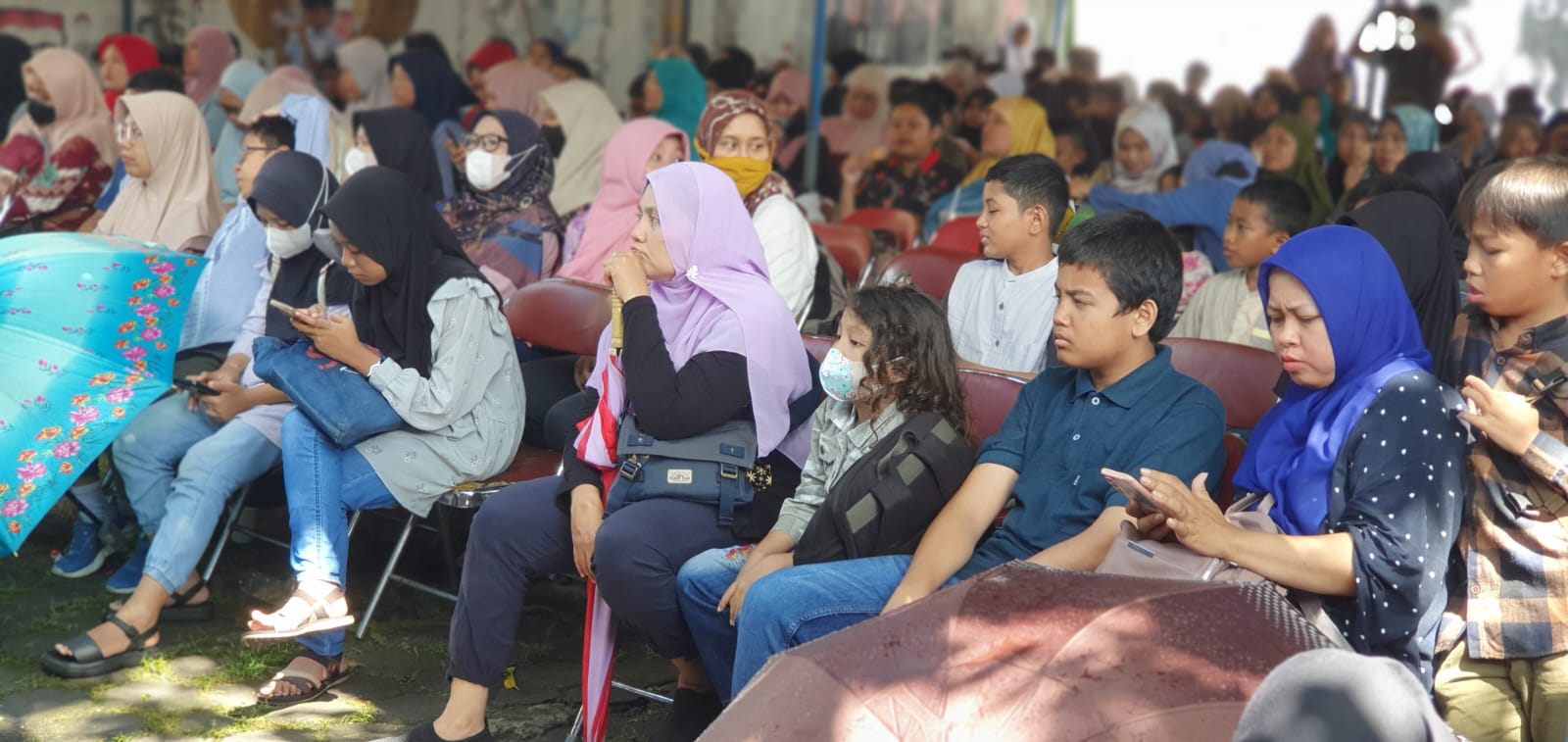 ANTUSIAS - Peserta menikmati gelar seni disela kegiatan try out di komplek SMP Muhammadiyah 5 Patehan,Kraton Jogja Minggu (21/1/2024)