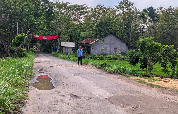 TIDAK RATA: Kondisi jalan menuju kawasan Wisata Goa Pindul, Gunungkidul yang aspalnya tidak lagi rata dan penuh dengan tambalan tanah kemarin (21/1).