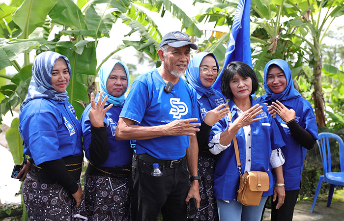 Sejumlah petani perempuan Kabupaten Sleman yang tergabung dalam Wanita Tani Sleman memberikan dukungannya kepada Sri Purnomo menjadi anggota DPR RI Dapil Daerah Istimewa Yogyakarta.