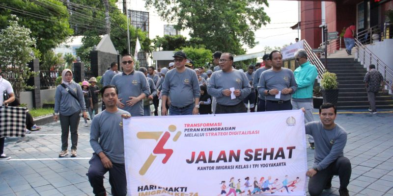 SEMARAK: Suasana kegiatan jalan sehat yang dilaksanakan oleh Kantor Imigrasi Yogyakarta pada Sabtu (20/1) lalu.
