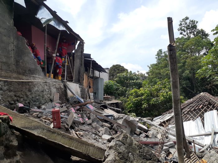 RUSAK : Suasana penanganan dampak talud longsor di Padukuhan Gondong, Sendangadi, Mlati, Sleman pada Senin (22/1).