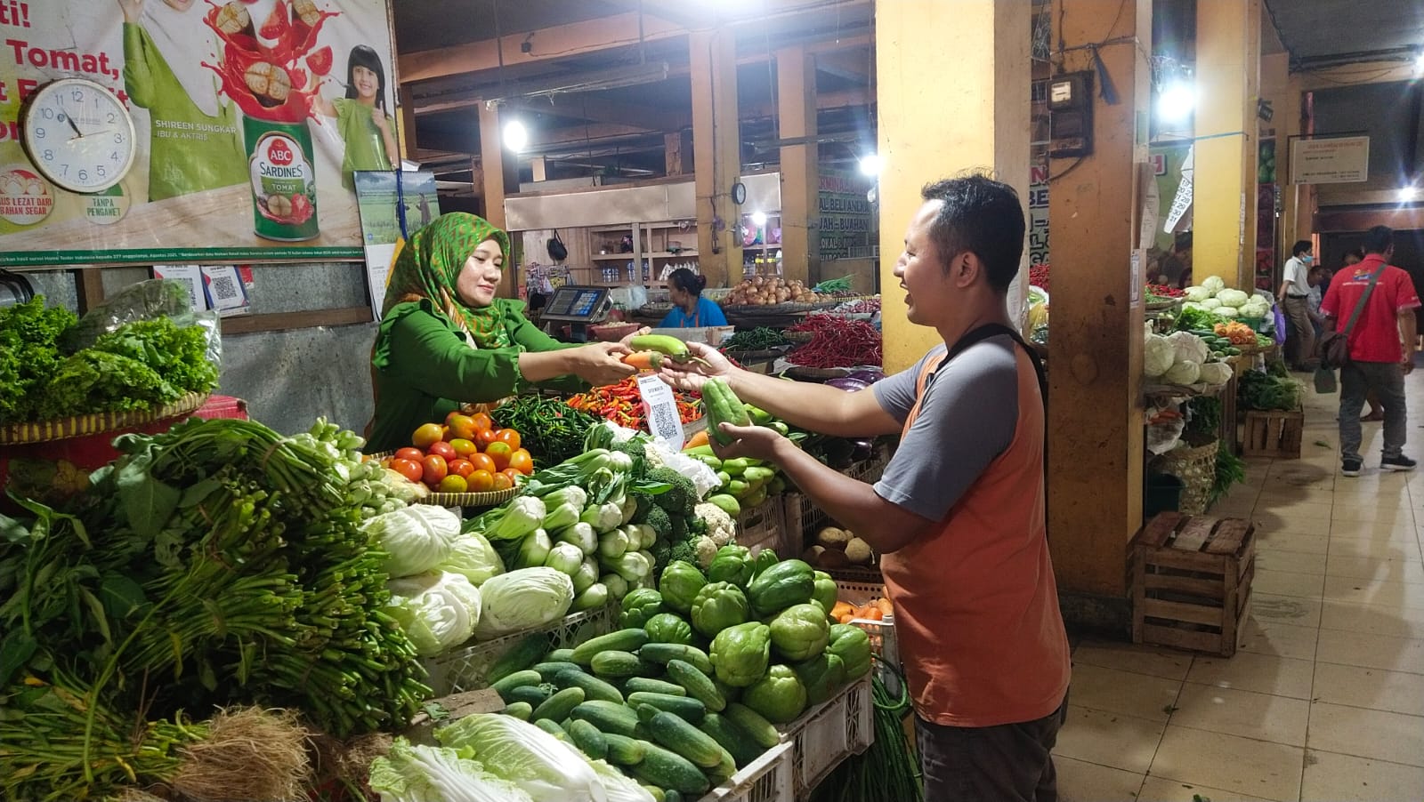 TRANSAKSI : Pedagang Pasar Beringharjo melayani konsumen di lapak sayur mayur Senin (22/1)