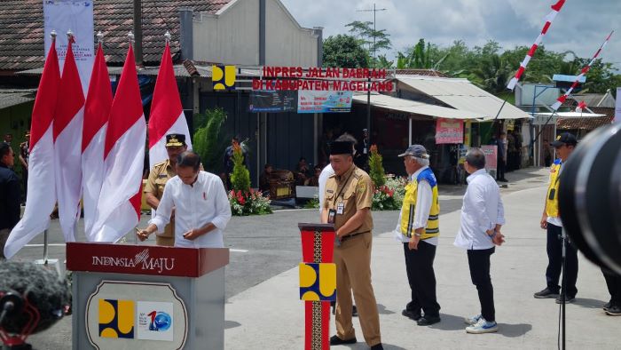 TINJAUAN: Presiden RI Joko Widodo meninjau rekonstruksi Jalan Muntilan-Keningar di Desa Sumber, Kecamatan Dukun, Senin (22/1/2024). Kedatangannya disambut antusias warga set