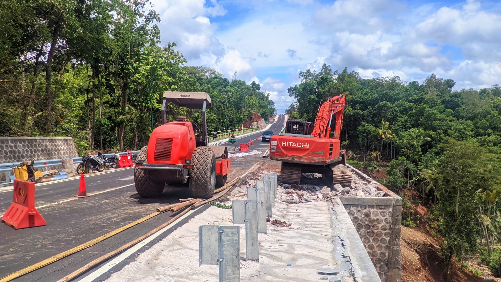 CEPAT: Proses perbaikan ruas jalan Tawang-Ngalang yang amblas di sekitar Jembatan Bobung-Kepil, Patuk, Gunungkidul, Senin (22/1).