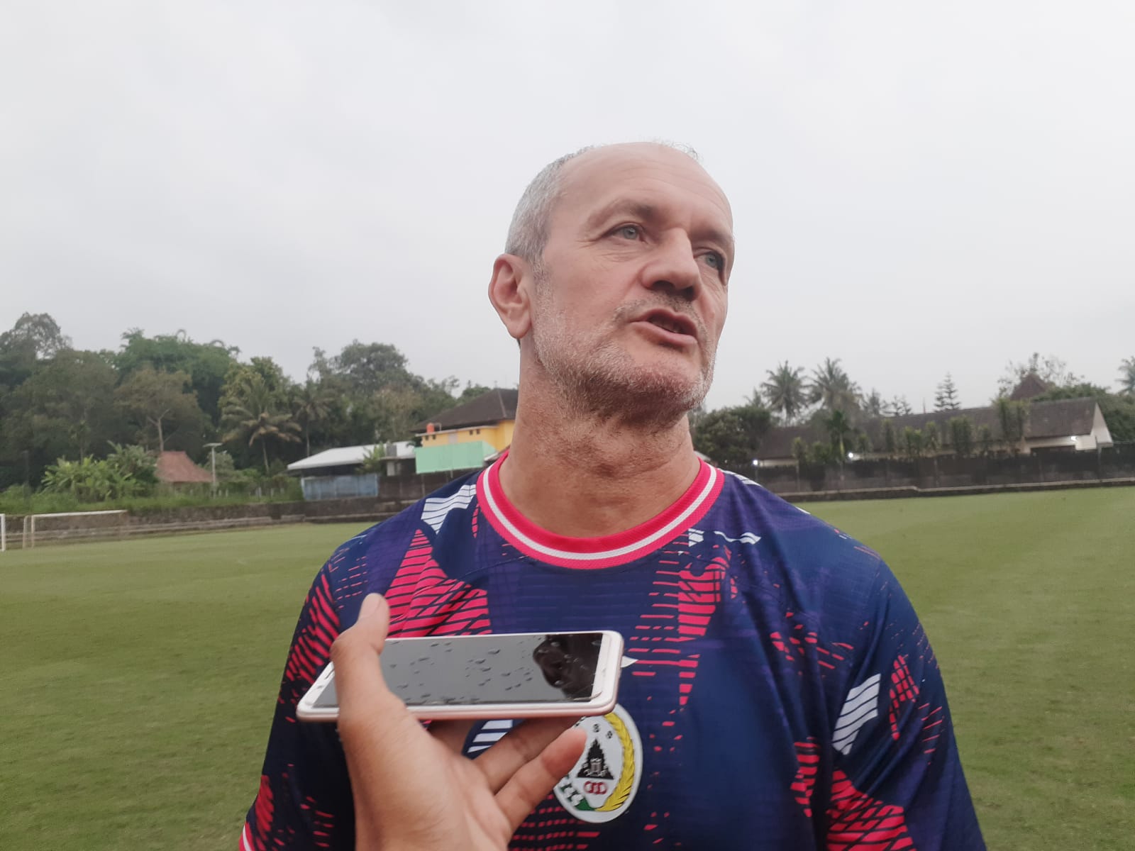 KOMPLET: Pelatih kepala PSS Sleman Risto Vidakovic usai latihan rutin di Lapangan Pakembinangun, Sleman.