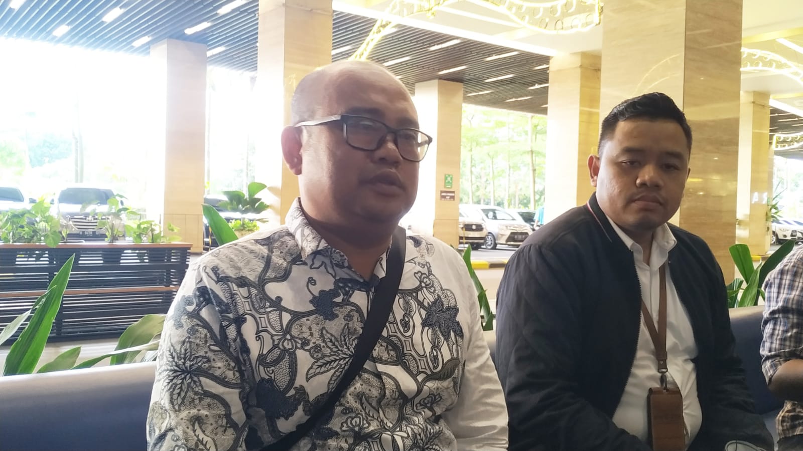 KONSISTEN: Ketua DPD Asosiasi Pengembang Perumahan Permukiman Seluruh Indonesia (Apersi) wilayah DIY-Jateng Slamet Santoso (berkacamata) menyampaikan keterangan, Senin (22/1).