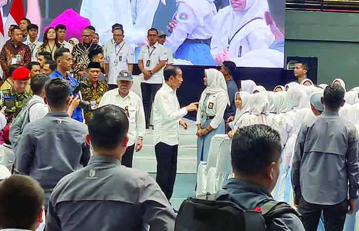 SIMBOLIS: Presiden Joko Widodo menyerahkan bantuan Program Indonesia Pintar (PIP) tahun 2024 di Lapangan Tenis Moncer Serius GOR Samapta Kota Magelang, Senin (22/1).
