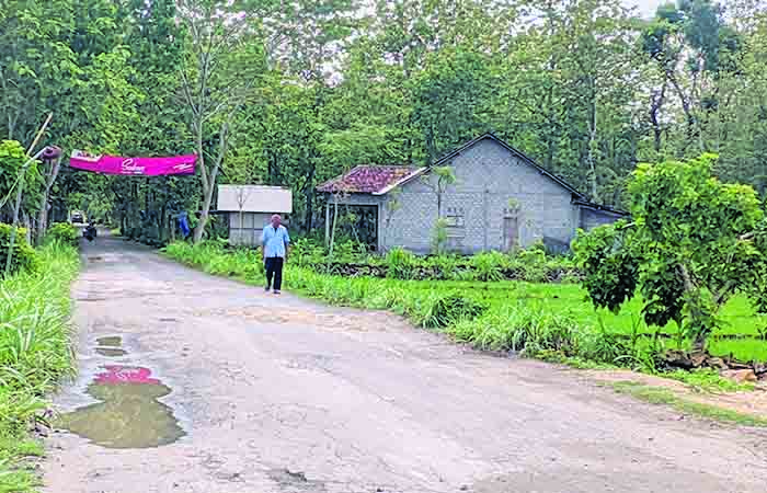PERLU PERBAIKAN: Warga melinta di jalan rusak menuju kawasan Wisata Gua Pindul, Gunungkidul, Minggu (21/1).