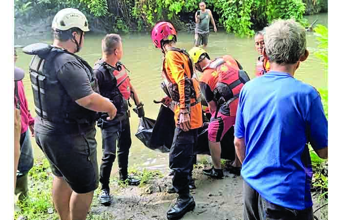 EVALUASI: Petugas Basarnas, SAR DIJ, TRC, Polairud, Polsek Sedayu, hingga relawan melakukan evakuasi tubuh korban yang tewas hanyut di Sungai Konteng, Sedayu kemarin (