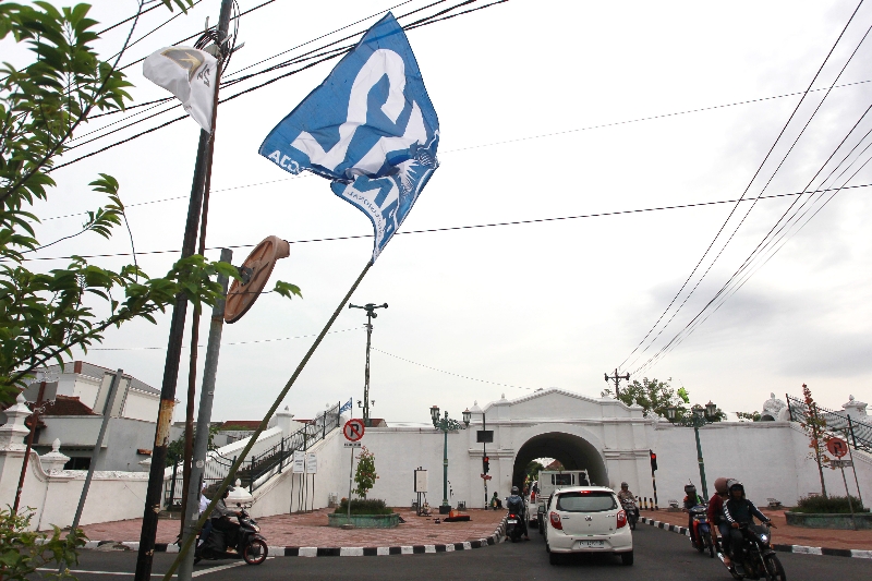 BERKIBAR: Bendera partai politik di Kota Jogja.